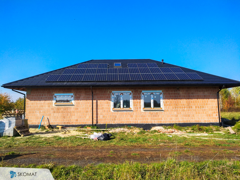 realizacja instalacji fotowoltaiczna na dachu domu jednorodzonego w Mielecu