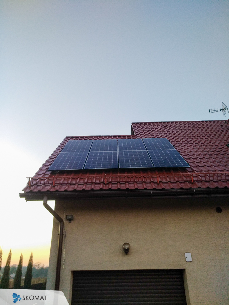 instalacji fotowoltaiczna na dachu domu jednorodzonego w Wegrzcu