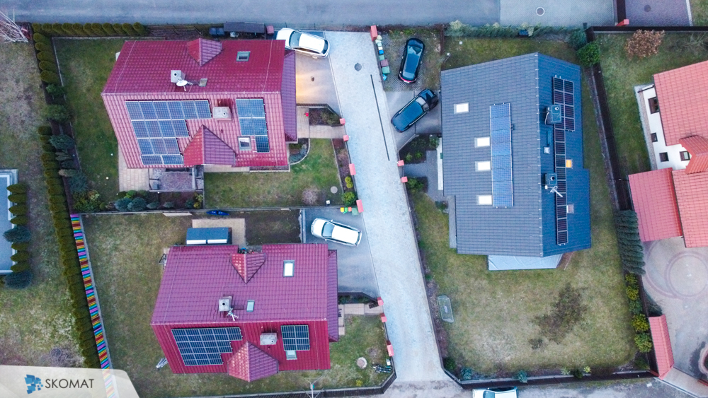 Panele fotowoltaiczne na dachach domów realizacja Wegrzce