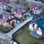 Realizacja instalacji fotowoltaicznej na dachach domów w miejscowości Wegrzce