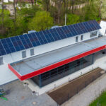 Panele fotowoltaiczne na dachu budynku firmowego realizacja Kraków 17,76 kWp
