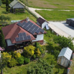 budynek wiejski w Okocimie z panelami fotowoltaicznymi na dachu 4,2kwp