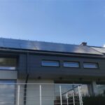 budynek z panelami słonecznymi na dachu