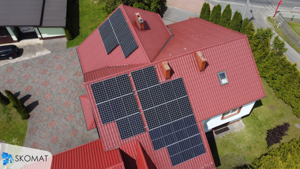 realizacja instalacji fotowoltaicznej na dachu domu jednorodzinnego w Białej widok z bliska