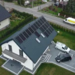 Panele słoneczne na dachu domu w Krakowie