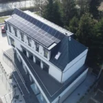 Realizacja montażu paneli fotowoltaicznych na dachu centrum longinus w Krakowie